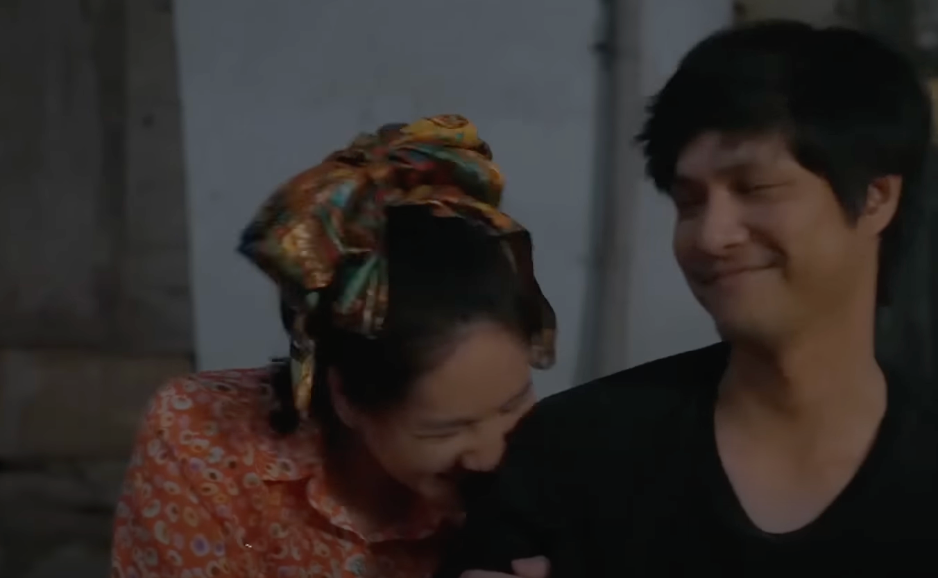 Bộ đôi không ngại thể hiện tình cảm với các thành viên trong xóm trọ. Ảnh: CMH.