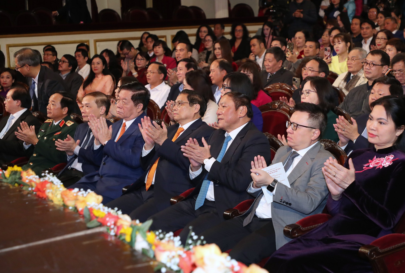 Tham dự chương trình có Thủ tướng Phạm Minh Chính, Bí thư T.Ư Đảng, Trưởng Ban Tuyên giáo T.Ư Nguyễn Trọng Nghĩa, cùng các lãnh đạo Đảng, Nhà nước, Mặt trận Tổ quốc Việt Nam, đại diện ban, bộ, ngành... Ảnh: NHẬT MINH.