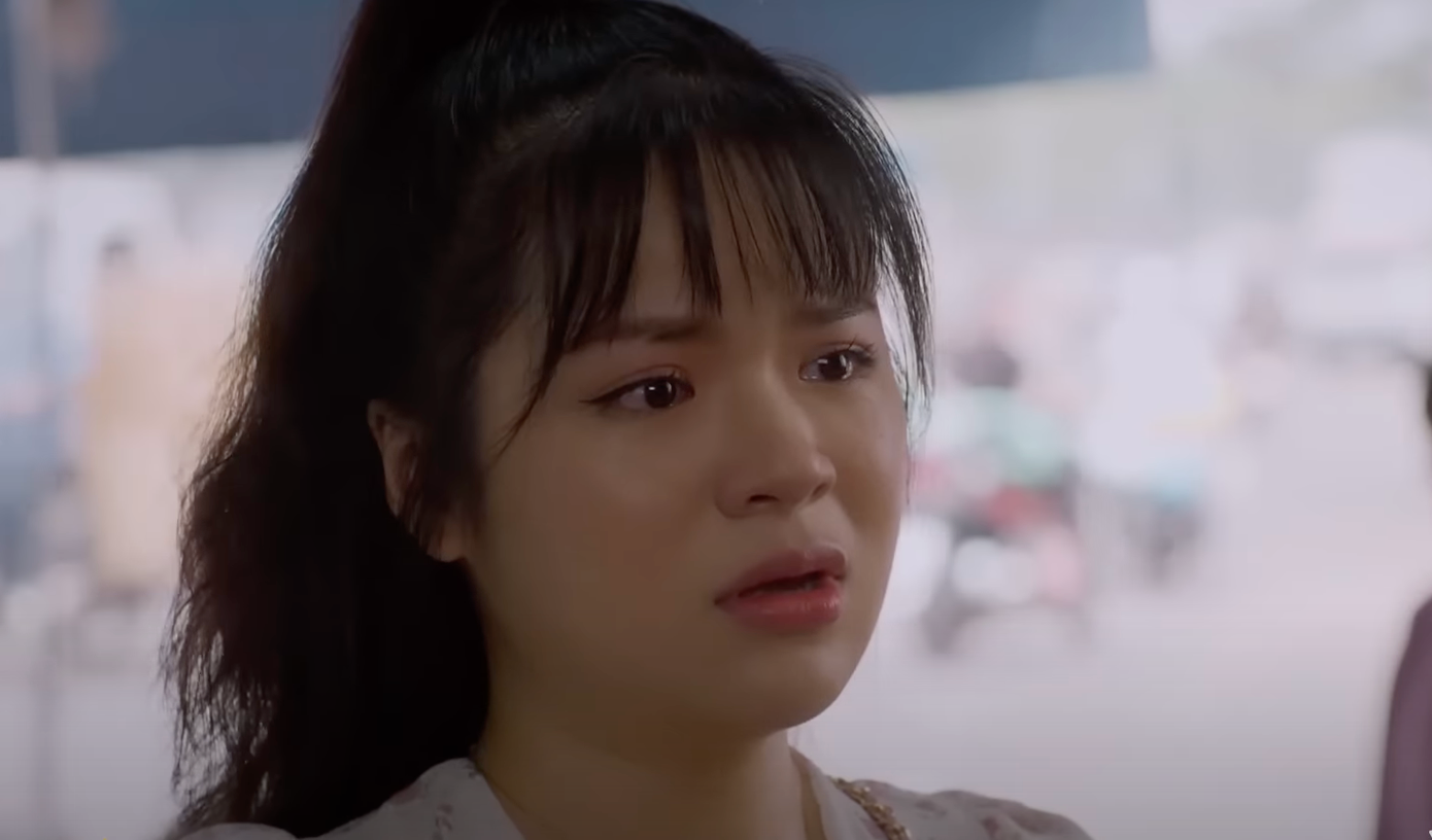 Nga (Hà Đan) buồn bã khi mẹ liên tục hạ thấp người yêu. Ảnh: CMH.