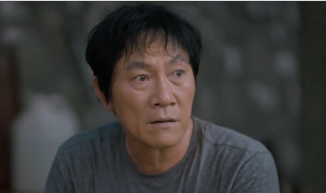 Lưu (NSƯT Hoàng Hải) sững sờ khi nghe được số tiền nhận được sau khi bán thận. Ảnh: CMH.