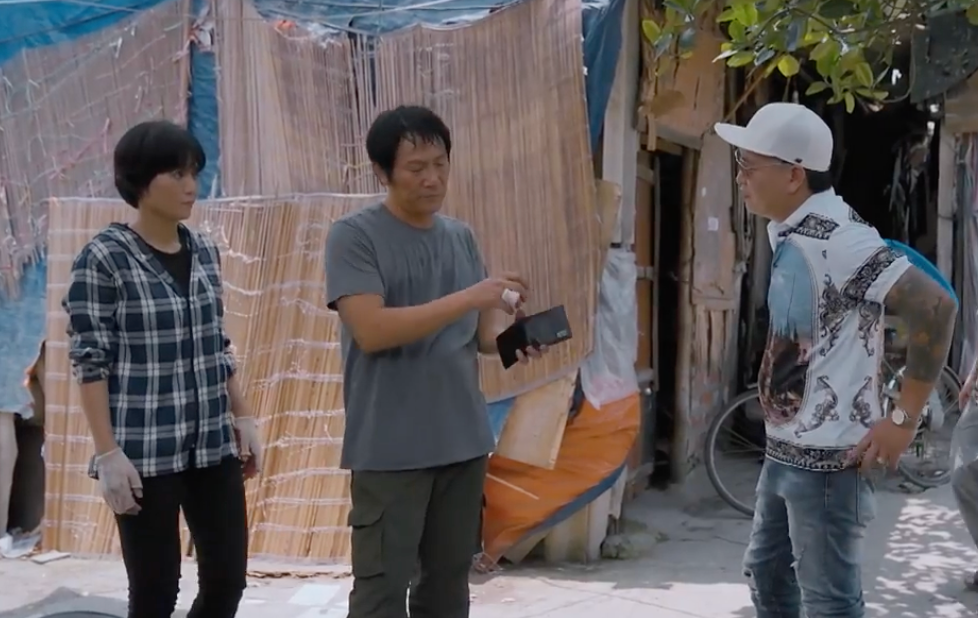 Lưu (NSƯT Hoàng Hải) đẩy Luyến (Thanh Hương) ra tiếp chuyện chủ nợ còn mình chuồn mất. Ảnh: CMH. Lưu (NSƯT Hoàng Hải) đẩy Luyến (Thanh Hương) ra tiếp chuyện chủ nợ còn mình chuồn mất. Ảnh: CMH.