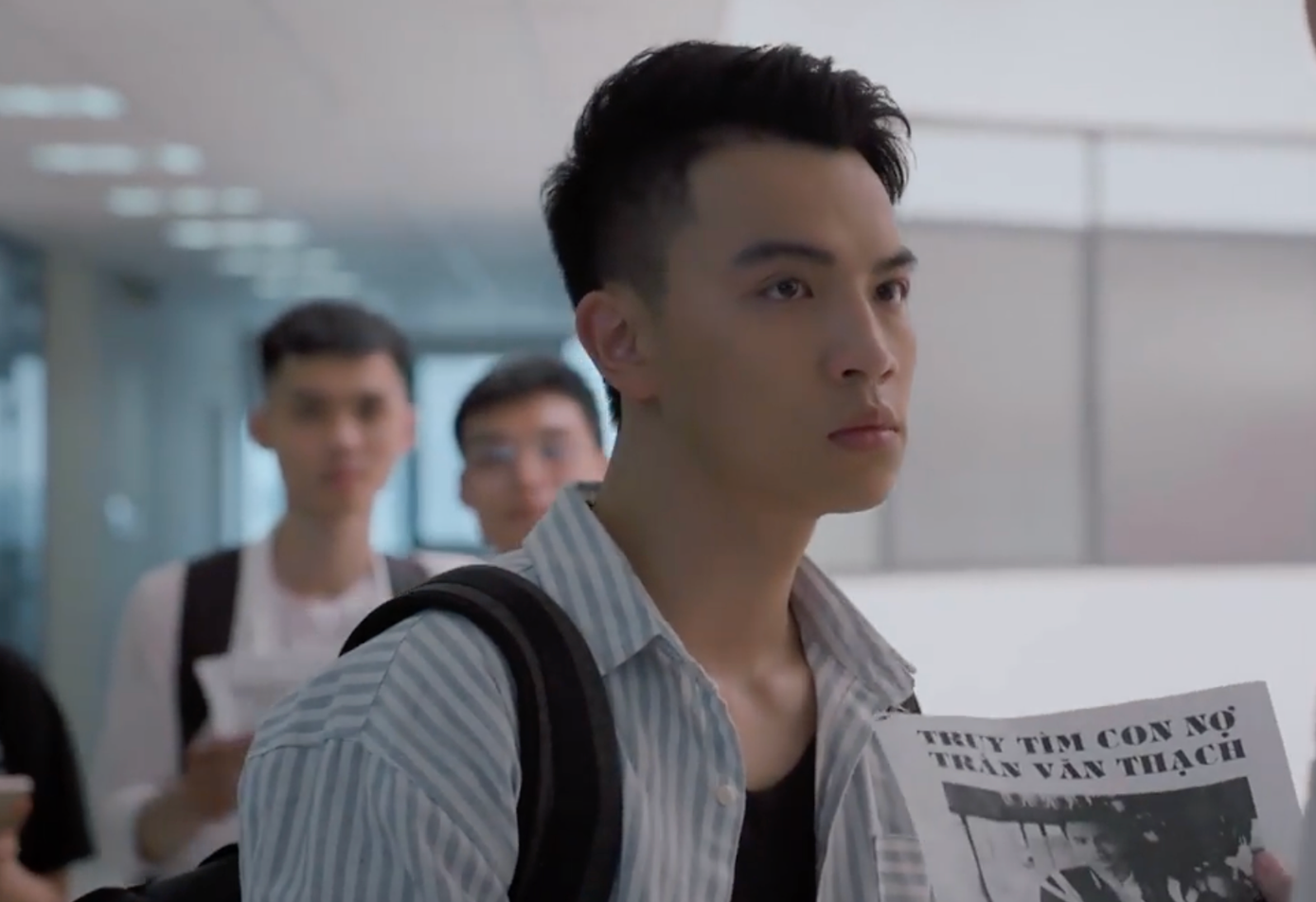 Thạch (Việt Hoàng) tức giận vì việc nợ nần ảnh hưởng đến chuyện học hành. Ảnh:CMH.