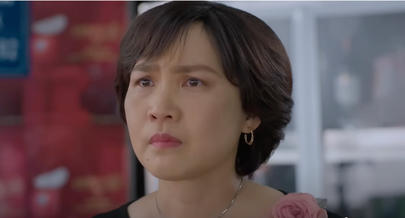 Bà Hòa (Anh Thơ) đau lòng khi con gái không nghe lời, cãi lời mẹ. Ảnh: CMH.