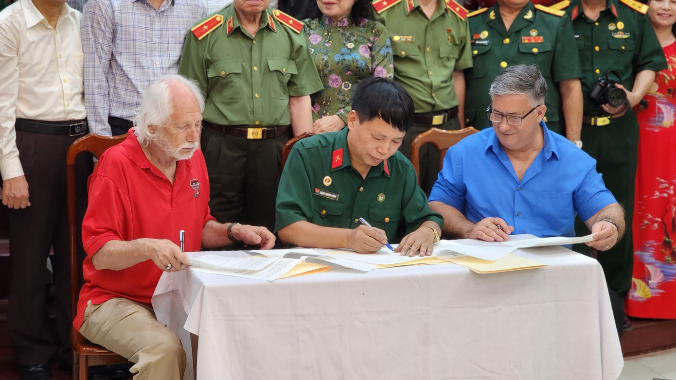 Trong số hơn 30 triệu trang tài liệu của VNCA đang lưu giữ, có hơn 2,7 triệu trang về Quân đội Nhân dân Việt Nam và Mặt trận Dân tộc Giải phóng miền Nam Việt Nam thu được trên chiến trường. Những tài liệu độc đáo này chứa nhiều thông tin về các hoạt động quân sự, bao gồm thông báo tử vong, danh sách và địa điểm chôn cất liệt sĩ. Ảnh: Trọng Quân. Trong số hơn 30 triệu trang tài liệu của VNCA đang lưu giữ, có hơn 2,7 triệu trang về Quân đội Nhân dân Việt Nam và Mặt trận Dân tộc Giải phóng miền Nam Việt Nam thu được trên chiến trường. Những tài liệu độc đáo này chứa nhiều thông tin về các hoạt động quân sự, bao gồm thông báo tử vong, danh sách và địa điểm chôn cất liệt sĩ. Ảnh: Trọng Quân.