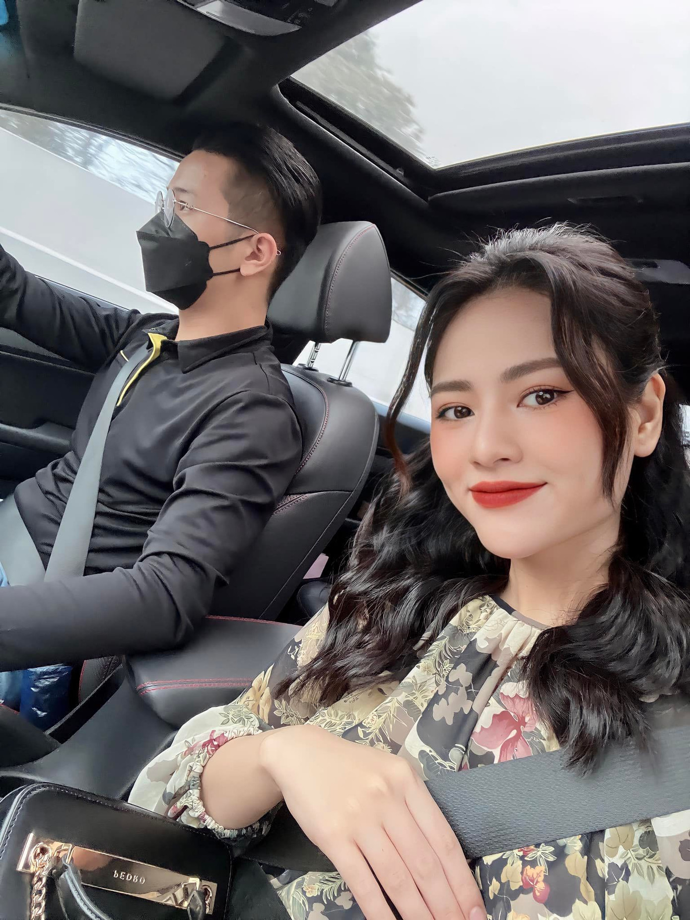 Trọng Trí luôn đồng hành với Việt Hoa. Anh thường xuyên đưa đón bạn gái đến phim trường. Ảnh: FBNV.