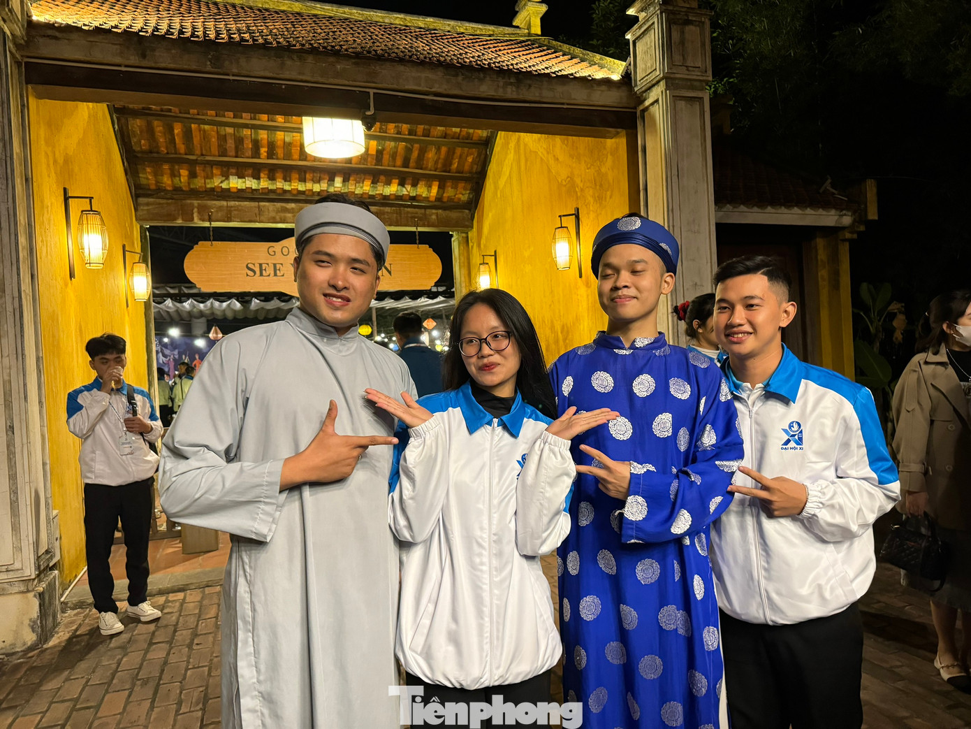 Sau khi chương trình kết thúc, các đại biểu chụp ảnh lưu niệm với dàn diễn viên không chuyên của chương trình Tinh hoa Bắc Bộ.