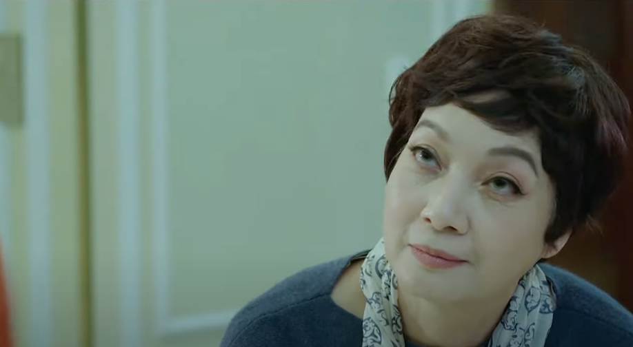 Bà Lan (NSND Lê Khanh) muốn cháu trai quay lại với Mai Anh. Ảnh: CMH.