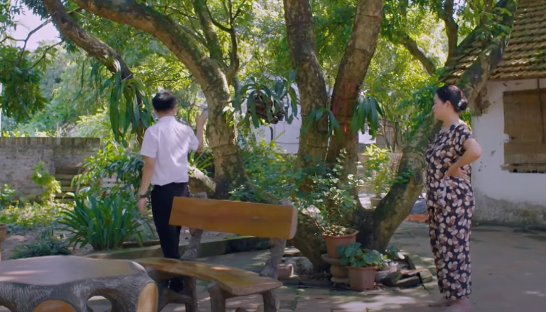 &quot;Cò&quot; đất đến xem và định giá mảnh đất của ông Nhân (NSƯT Võ Hoài Nam). Ảnh: CMH.