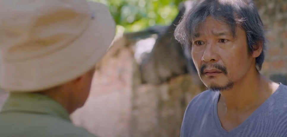 Ông Nhân (NSƯT Võ Hoài Nam) mong ngóng tin tức về con trai út. Ảnh: CMH.