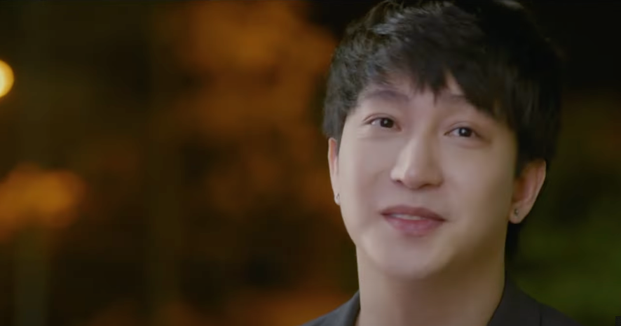 Phúc (B Trần) đến phòng trà tìm Thảo (Ngọc Huyền). Ảnh: CMH.