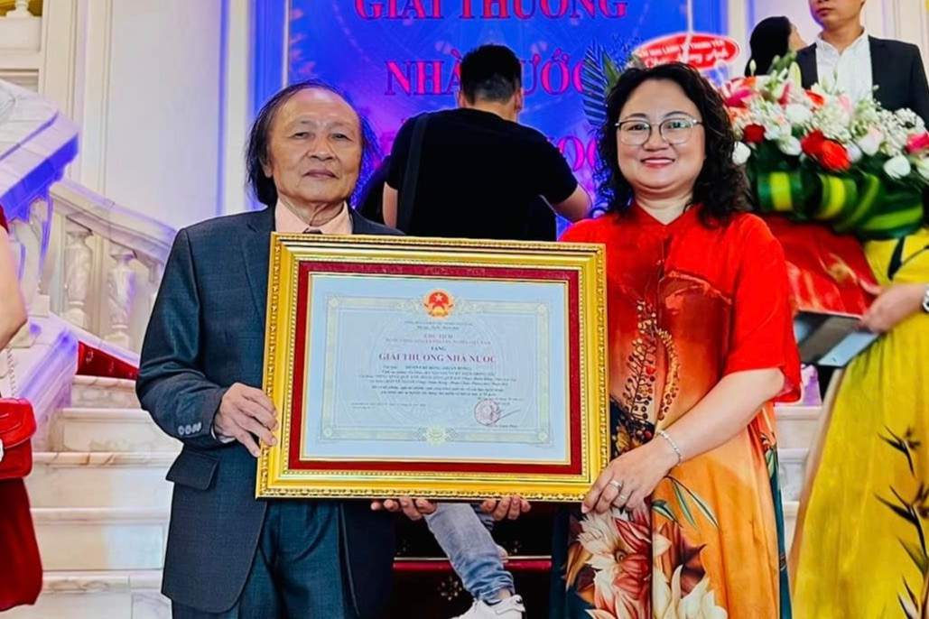 Nhạc sĩ Đoàn Bổng nhận Giải thưởng Nhà nước về văn học nghệ thuật năm 2022. Nhạc sĩ Đoàn Bổng nhận Giải thưởng Nhà nước về văn học nghệ thuật năm 2022.