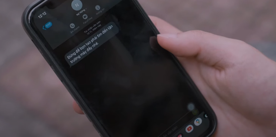 Thạch (Việt Hoàng) liên tục bị siết nợ. Ảnh: CMH.