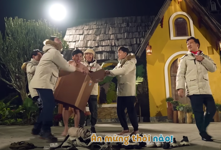 Hieuthuhai bị xé thùng giấy dù đã lột hết đồ. Hieuthuhai bị xé thùng giấy dù đã lột hết đồ.