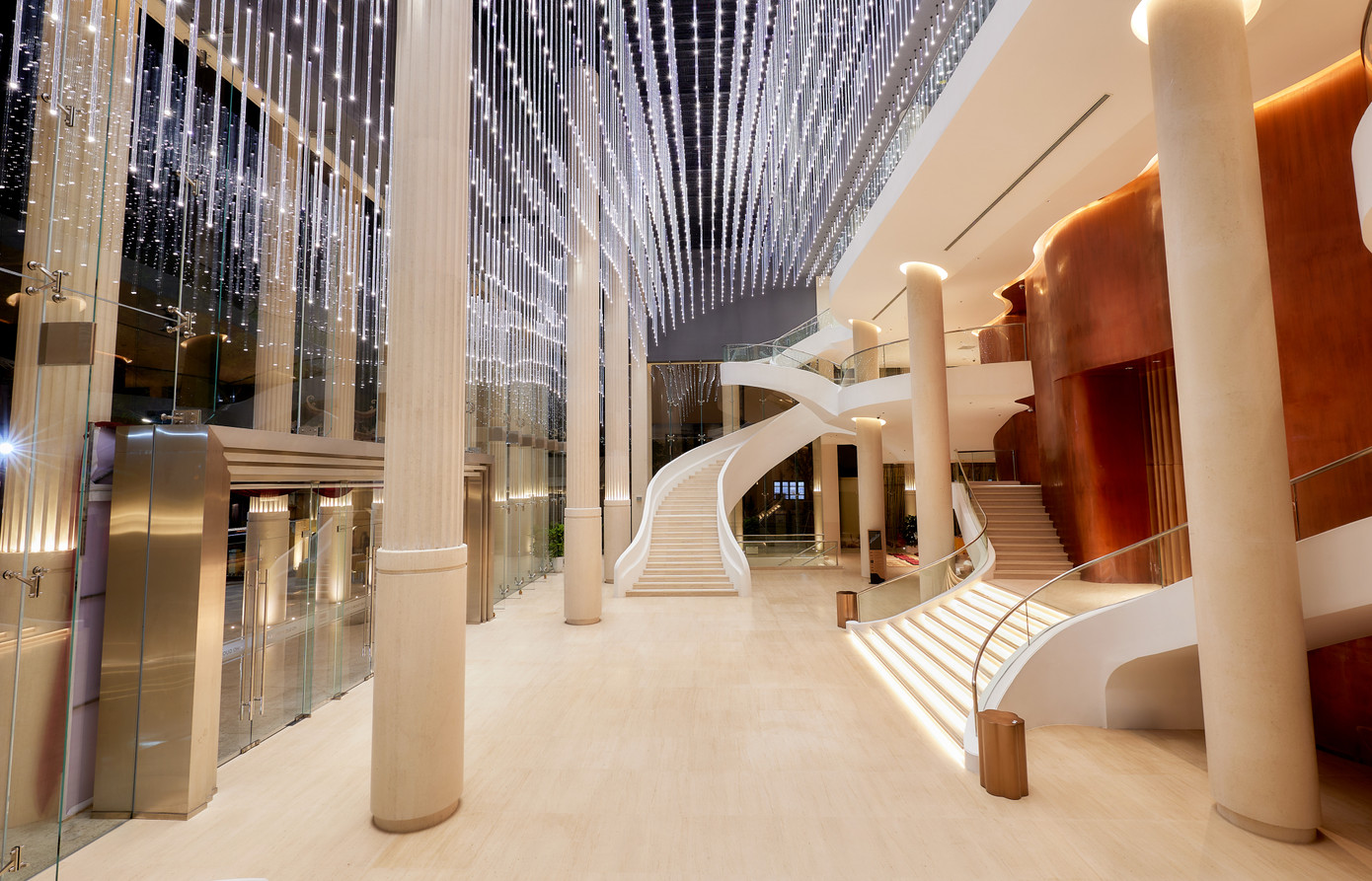 Tổng thể Nhà hát Hồ Gươm toát lên chất châu Âu xưa sang trọng và lộng lẫy, tuy nhiên từng chi tiết thiết kế lại tái hiện một phần lịch sử của dân tộc Việt Nam.