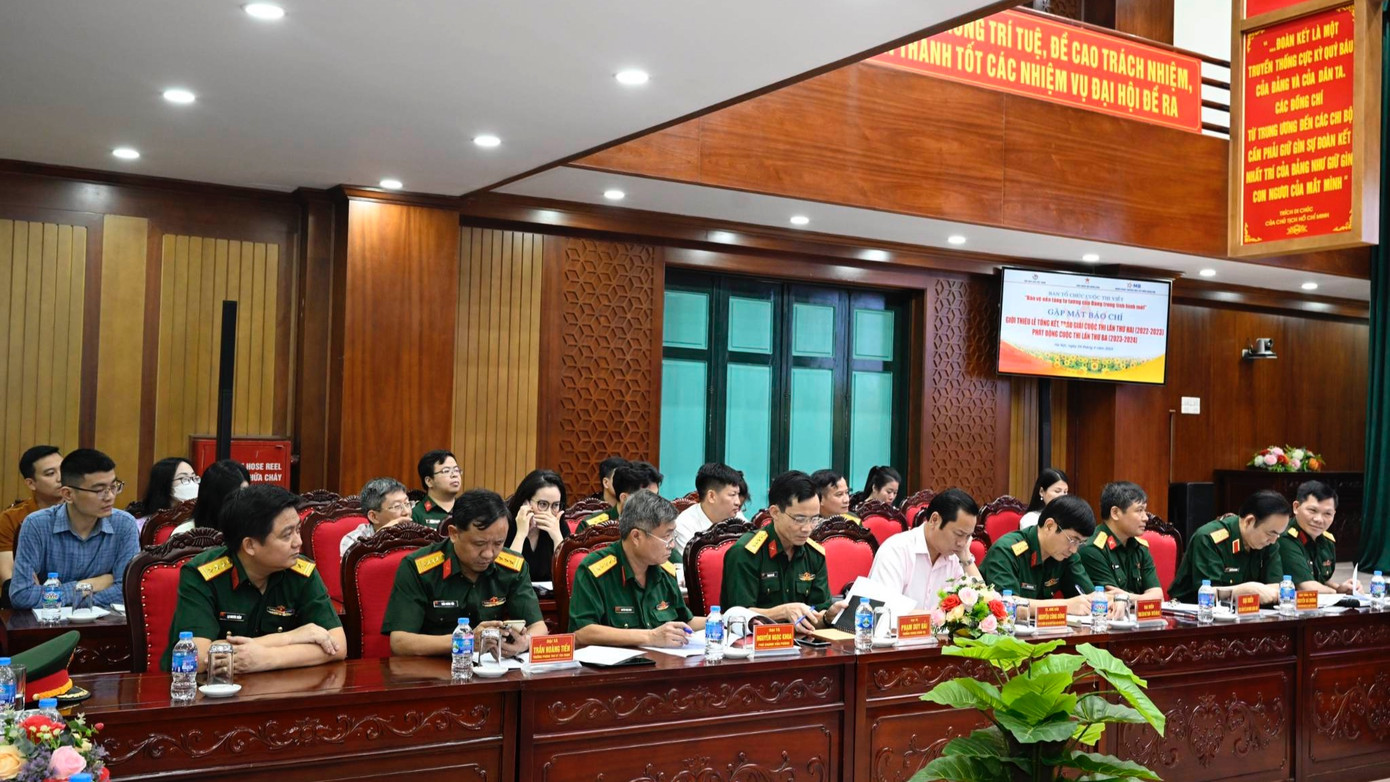 Đại diện các nhóm tác giả đạt giải tham dự buổi gặp mặt.