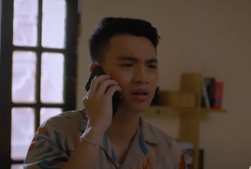 Thạch (Việt Hoàng) lo lắng khi không tìm thấy chiếc đồng hồ của chủ quán. Ảnh: CMH.