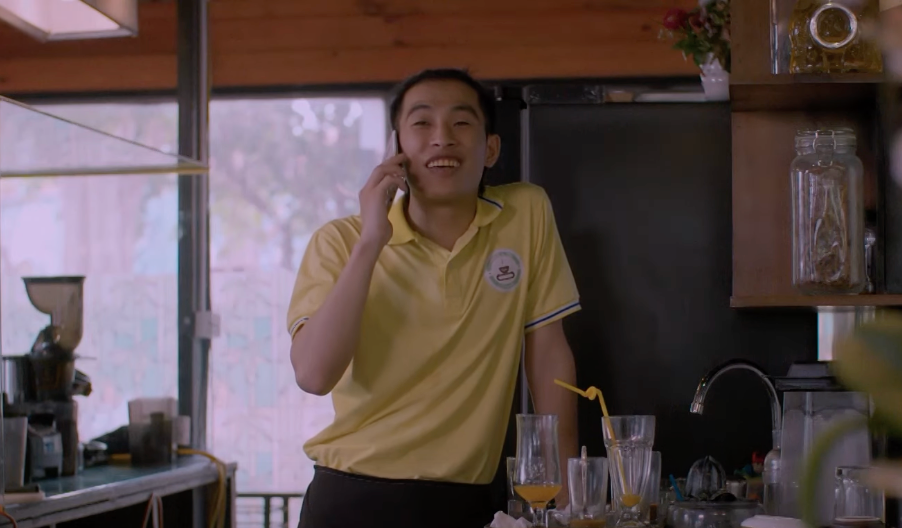 Thạch (Việt Hoàng) hỏi Bát (Anh Tuấn) về chiếc đồng hồ của chủ quán cà phê. Ảnh: CMH.