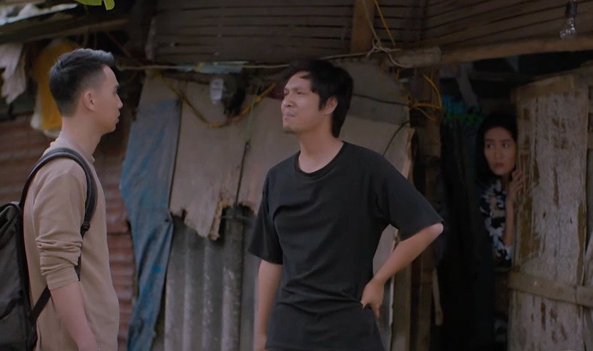 Thạch (Việt Hoàng) đến xóm trọ tìm bố nhưng không thấy ông ở nhà. Ảnh: CMH.