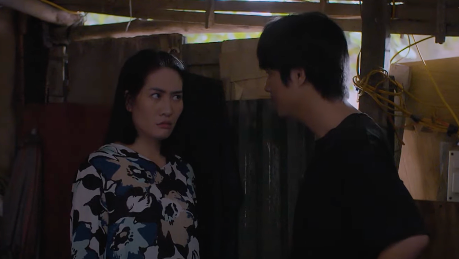 Bình (Minh Cúc) mắng Điền (Tô Dũng) không biết &quot;giữ mồm giữ miệng&quot;. Ảnh: CMH.