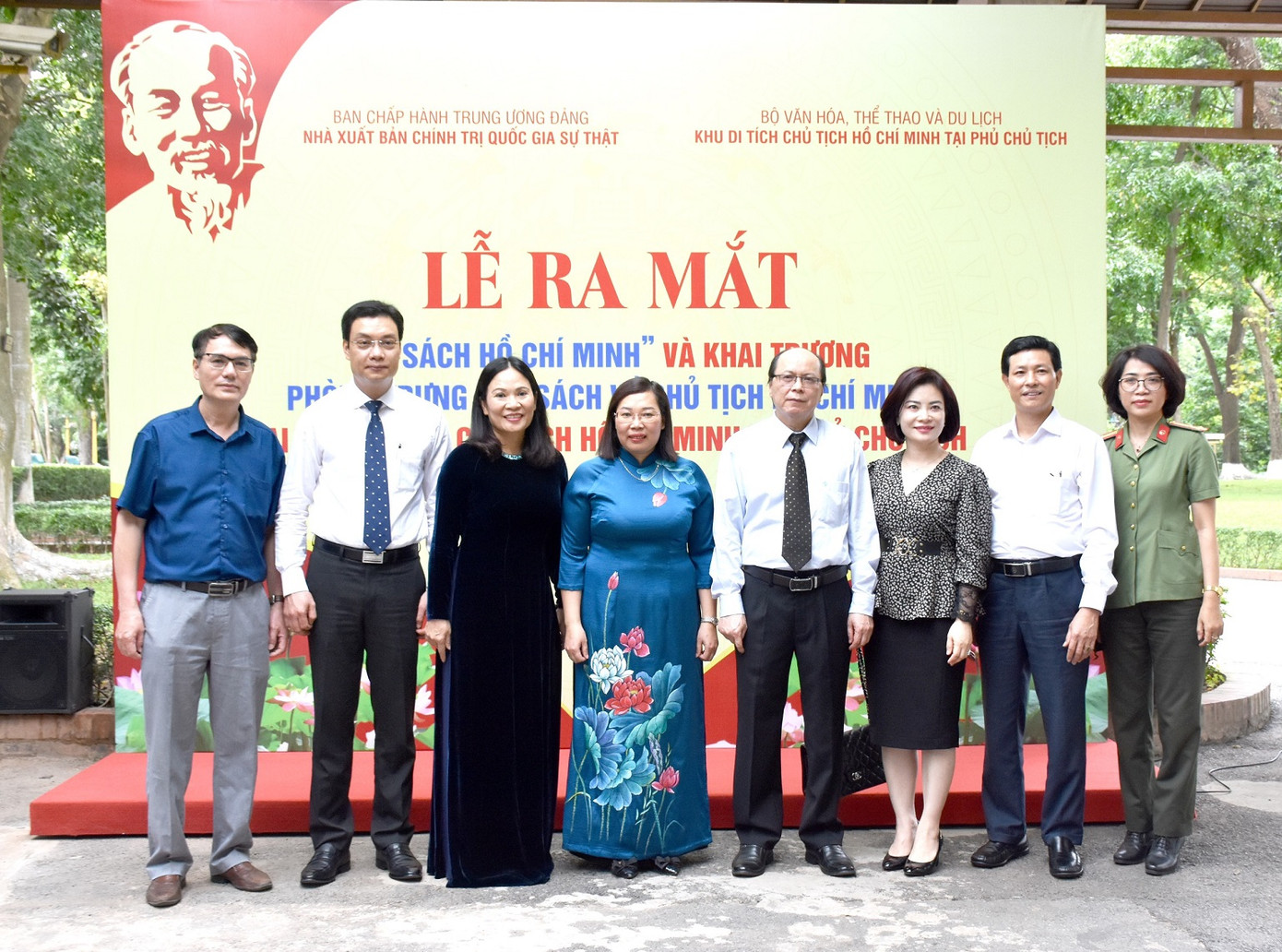 Ông Đỗ Hoàng Linh (thứ 4 từ phải qua) - Phó Giám đốc Phụ trách Khu Di tích Chủ tịch Hồ Chí Minh tại Phủ Chủ tịch chủ biên cuốn Hồ Chí Minh và tác phẩm Ngục trung Nhật ký.