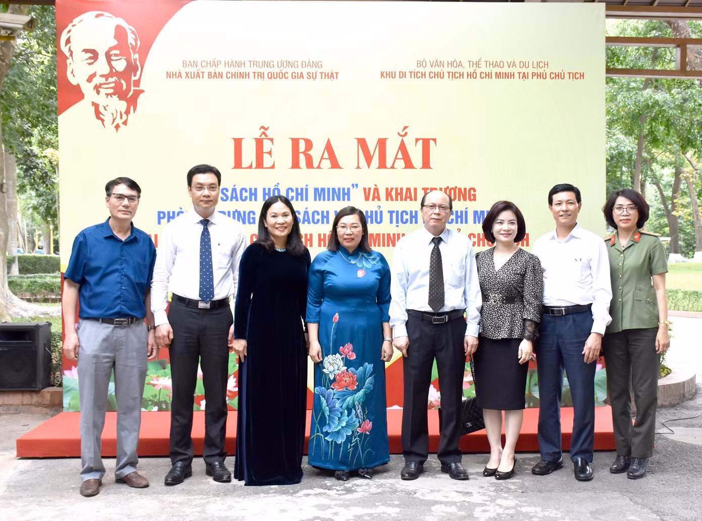 Ông Đỗ Hoàng Linh (thứ 4 từ phải qua) - Phó Giám đốc Phụ trách Khu Di tích Chủ tịch Hồ Chí Minh tại Phủ Chủ tịch chủ biên cuốn Hồ Chí Minh và tác phẩm Ngục trung Nhật ký. Ông Đỗ Hoàng Linh (thứ 4 từ phải qua) - Phó Giám đốc Phụ trách Khu Di tích Chủ tịch Hồ Chí Minh tại Phủ Chủ tịch chủ biên cuốn Hồ Chí Minh và tác phẩm Ngục trung Nhật ký.