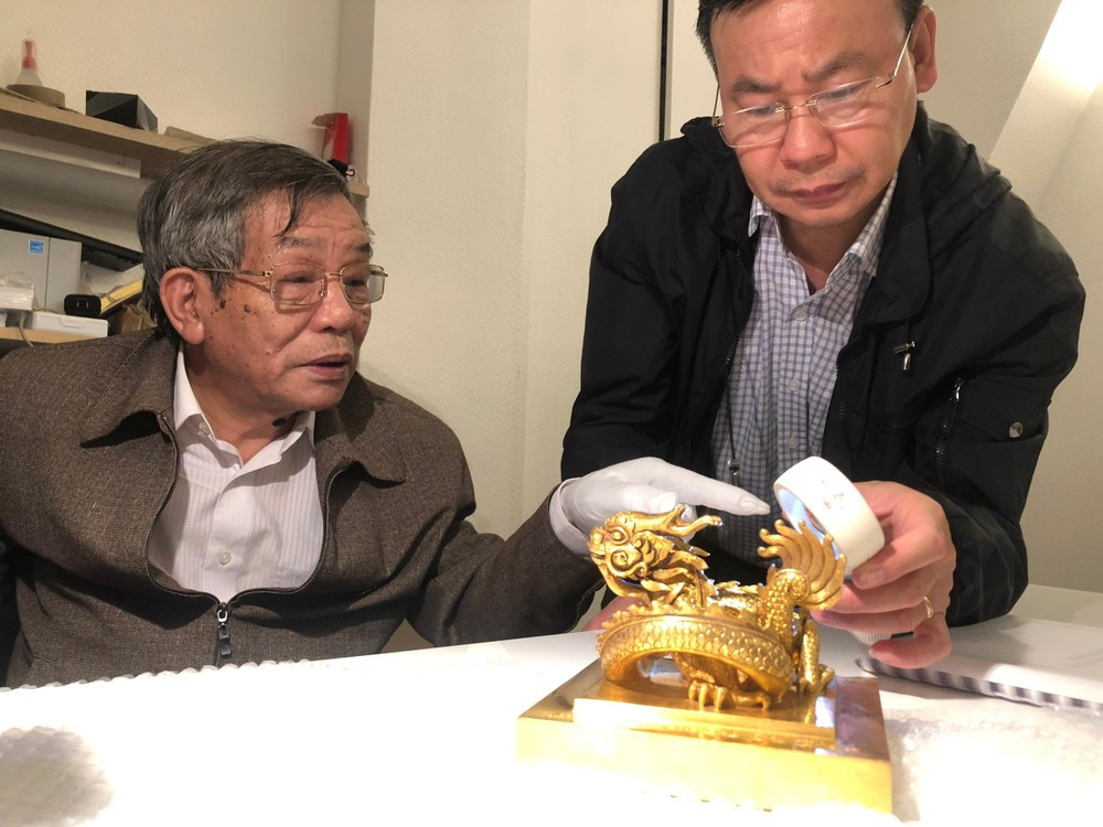 Các chuyên gia thẩm định ấn vàng Hoàng đế chi bảo. Ảnh: Cục Di sản văn hóa. Các chuyên gia thẩm định ấn vàng Hoàng đế chi bảo. Ảnh: Cục Di sản văn hóa.