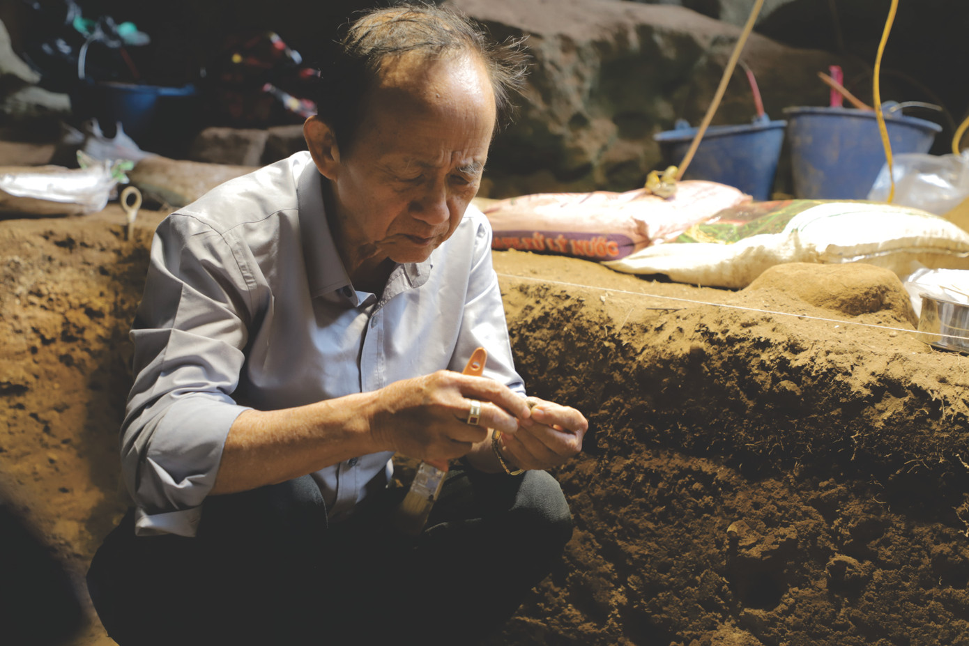 PGS.TS Nguyễn Lân Cường nghiên cứu di cốt người tiền sử tại hố khai quật H1. PGS.TS Nguyễn Lân Cường nghiên cứu di cốt người tiền sử tại hố khai quật H1.