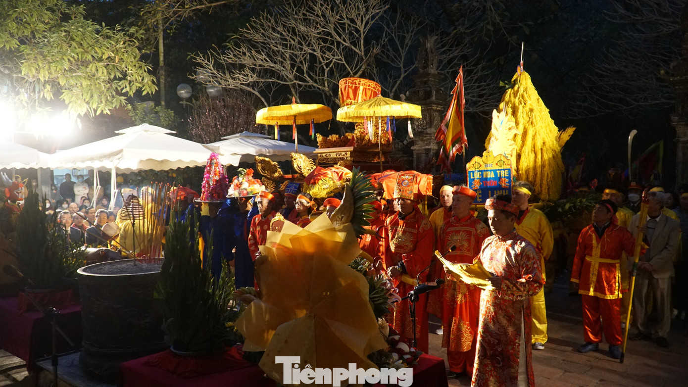 Từ 6h5 sáng 27/1 (mùng 6 Tết Nguyên đán), Lễ hội Gióng đền Sóc khai mạc tại Khu di tích Quốc gia đặc biệt đền Sóc (huyện Sóc Sơn, TP. Hà Nội). Để tưởng nhớ công đức của Đức Thánh Gióng, tại chân núi Sóc nơi ngài dừng ngựa trước khi về trời, nhân dân trong vùng đã lập đền thờ và mở hội hàng năm, từ ngày mùng 6 đến mùng 8 tháng Giêng âm lịch. Lễ chính diễn ra từ sáng sớm mùng 6 Tết. Ảnh: TRỌNG TÀI.