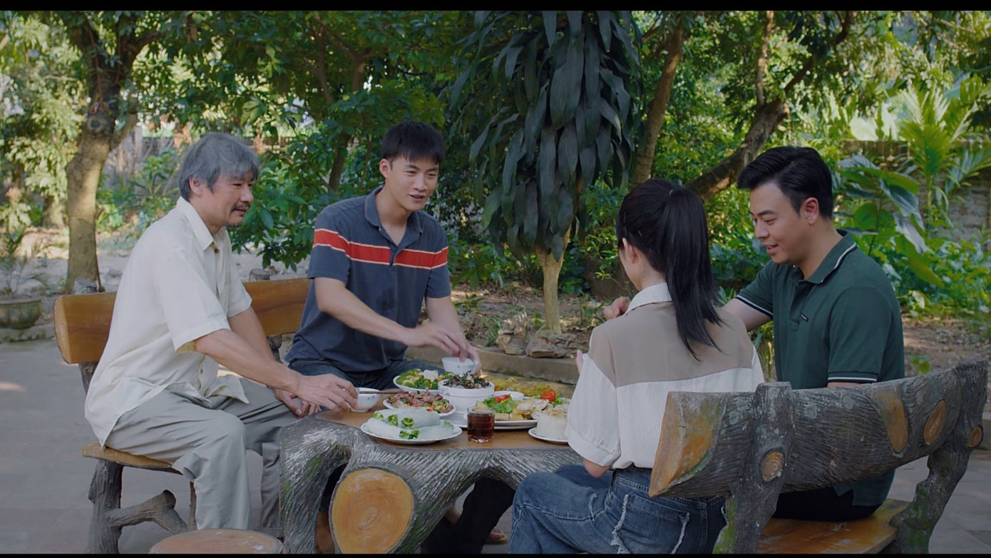 Món quà của cha xoay quanh câu chuyện về gia đình ông Nhân (NSƯT Võ Hoài Nam) và ba người con Nghĩa (Tuấn Tú), Thảo (Ngọc Huyền) và Hiếu (Duy Khánh).