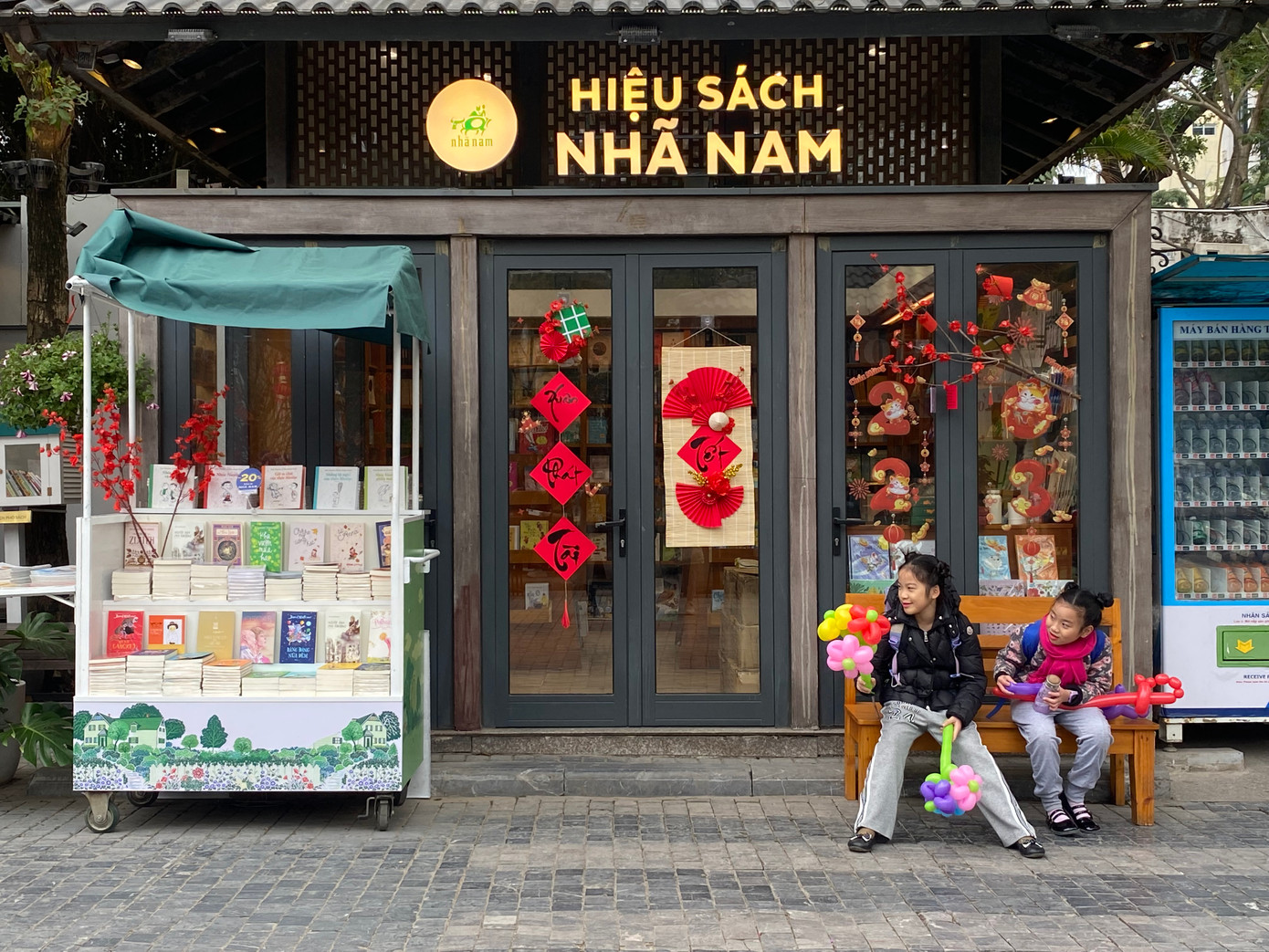 Các nhà sách tại phố sách đều được trang trí rực rỡ theo phong cách Tết Việt. Ảnh: Gia Linh. Các nhà sách tại phố sách đều được trang trí rực rỡ theo phong cách Tết Việt. Ảnh: Gia Linh.