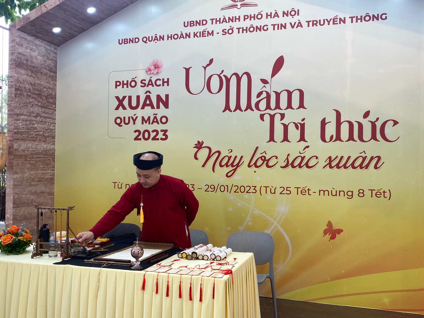 Bên cạnh hoạt động trưng bày, giới thiệu sách, BTC hội sách Xuân Quý Mão tổ chức giới thiệu nghệ thuật thư pháp đến với công chúng. Ành: Gia Linh. Bên cạnh hoạt động trưng bày, giới thiệu sách, BTC hội sách Xuân Quý Mão tổ chức giới thiệu nghệ thuật thư pháp đến với công chúng. Ành: Gia Linh.