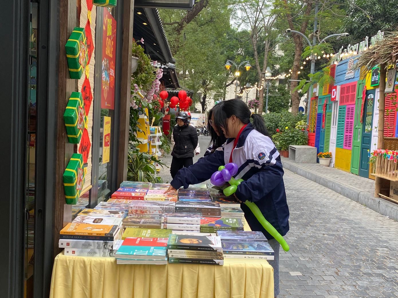 Học sinh, người dân Thủ đô về phố 19 tháng 12 (phường Trần Hưng Đạo, quận Hoàn Kiếm) tham dự khai mạc phố sách Xuân Quý Mão. Ảnh: Gia Linh. Học sinh, người dân Thủ đô về phố 19 tháng 12 (phường Trần Hưng Đạo, quận Hoàn Kiếm) tham dự khai mạc phố sách Xuân Quý Mão. Ảnh: Gia Linh.