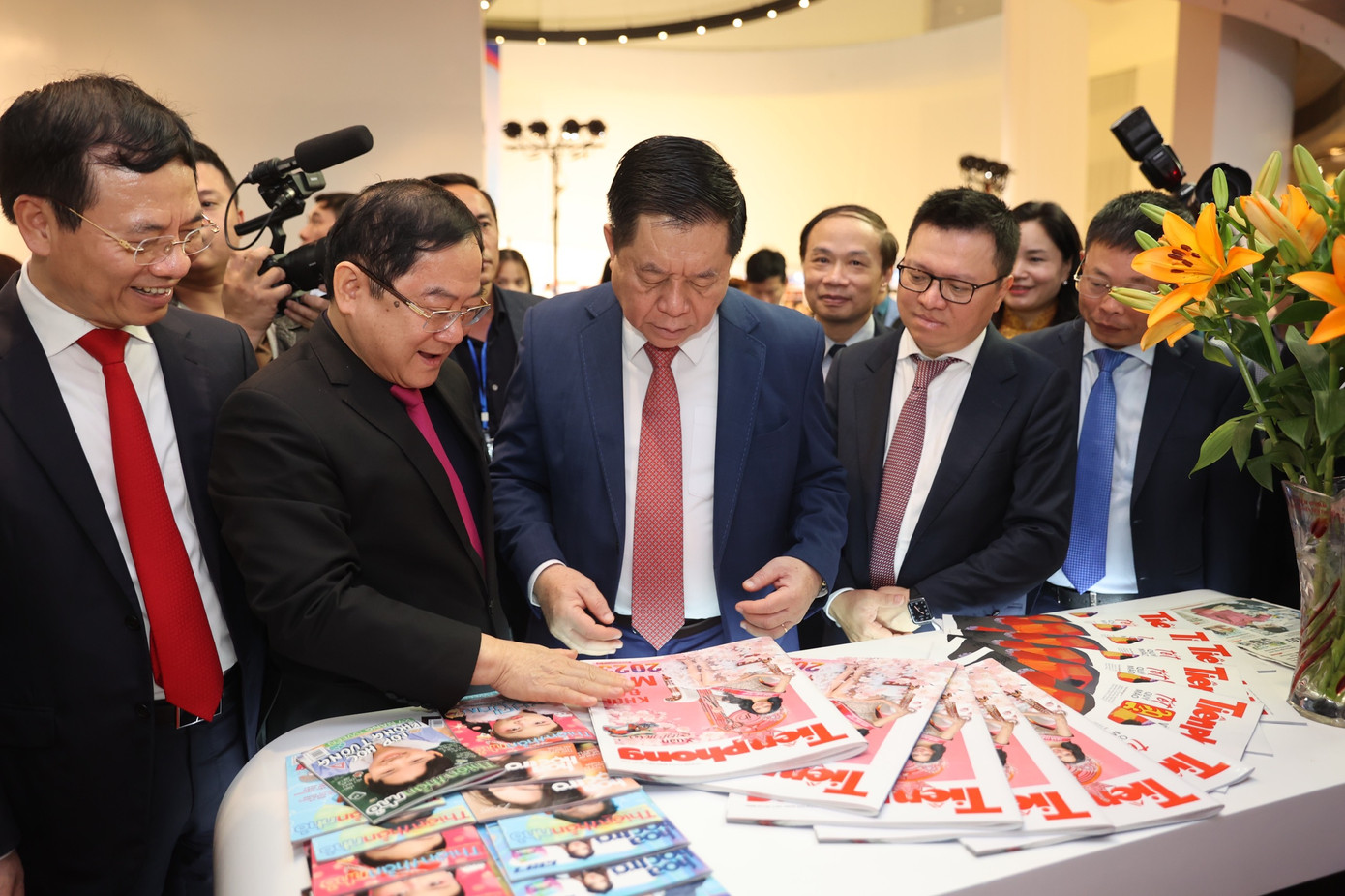 Trưởng Ban Tuyên giáo Trung ương ông Nguyễn Trọng Nghĩa và các đại biểu tham quan gian trưng bày của báo Tiền Phong. (ảnh: Như Ý). Trưởng Ban Tuyên giáo Trung ương ông Nguyễn Trọng Nghĩa và các đại biểu tham quan gian trưng bày của báo Tiền Phong. (ảnh: Như Ý).