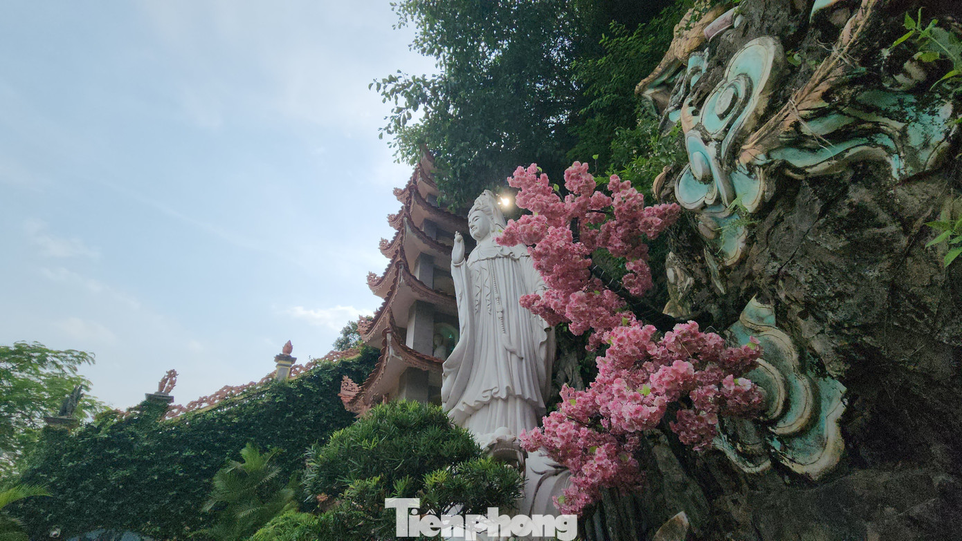 Bên ngoài chùa Hang Đồ Sơn là cảnh sắc núi non, mây trời, biển cả và tượng Phật Quan Âm. Bên phải là nhà thờ tổ, tiếp theo là tòa tháp. Mặc dù đã trải qua nhiều lần tôn tạo nhưng, kiến trúc của chùa Hang Đồ Sơn “Tiền Phật, hậu Thần” về cơ bản vẫn không thay đổi.