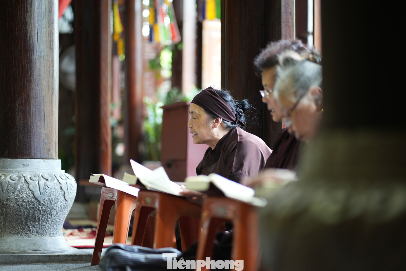 Chùa Hang là điểm đến thú vị để tìm hiểu về lịch sử Phật giáo và tín ngưỡng dân tộc. Vì vậy, ở đây luôn có nhiều du khách, phật tử đến tham quan, chiêm bái.