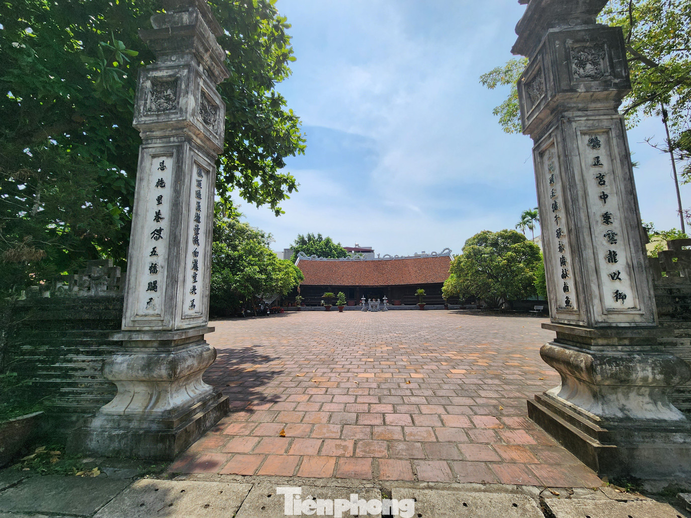 Đình Hàng Kênh nằm trên đường Nguyễn Công Trứ (phường Hàng Kênh, quận Lê Chân, thành phố Hải Phòng). Theo tư liệu ghi lại, đình được khởi dựng vào cuối thế kỷ XVII. Đình Hàng Kênh được xây dựng theo bố cục kiến trúc truyền thống: đại đình, tọa ống muống và hậu cung. Ngoài kiến trúc chính còn có hai tòa giải vũ, văn miếu, hồ bán nguyệt.