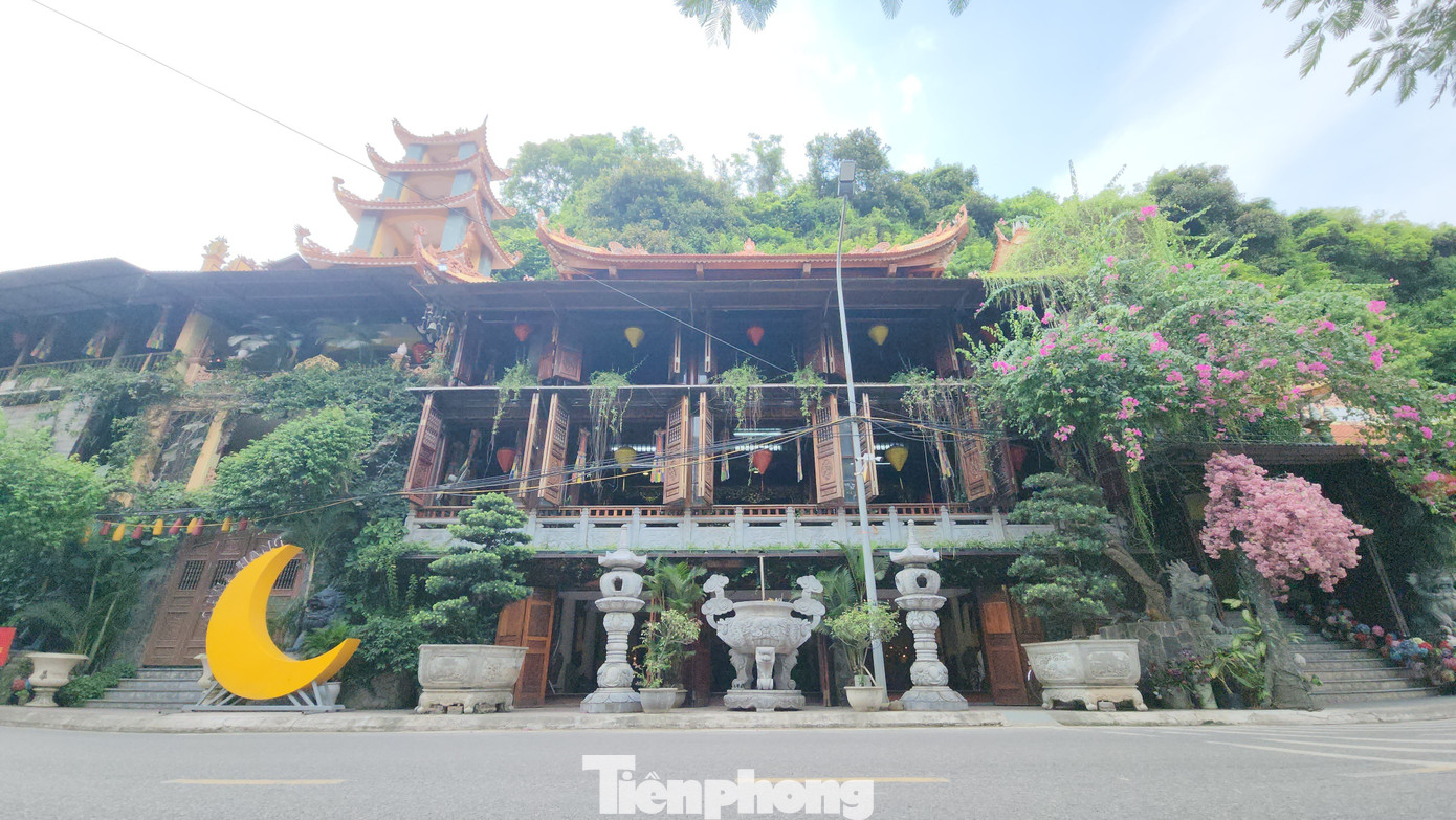 Chùa Hang hay còn gọi là Cốc Tự (khu 1, phường Vạn Sơn, quận Đồ Sơn, thành phố Hải Phòng) được xem là ngôi chùa thiên tạo lớn nhất trong khu di tích lịch sử Đồ Sơn. Đây được coi là nơi đầu tiên đạo Phật du nhập vào Việt Nam. Đúng như tên gọi của chùa, các bậc tiền nhân đã lấy một hang đá trên núi Vạn Tác để lập chỗ tu hành. Chùa được đặt trong lòng hang đá ven sườn núi cao 35m, rộng 7m và được chia thành hai bậc thềm trong - ngoài. Về tổng quan, chùa có cấu trúc hình thang, xuyên thẳng vào trong núi với độ dài khoảng 25m.