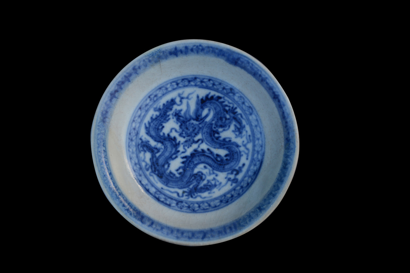 Đồ án rồng cuộn dùng để trang trí trong lòng đĩa hoặc bát. Đồ án rồng cuộn dùng để trang trí trong lòng đĩa hoặc bát.