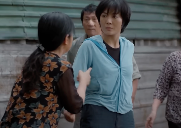 Bố mẹ Luyến (Thanh Hương) lôi kéo, ăn vạ nhất quyết đòi Luyến cứu Bát. Ảnh: CMH.