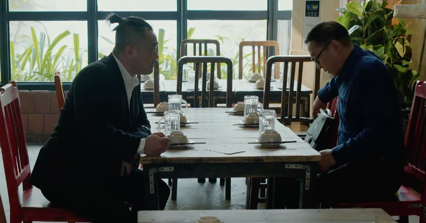 Ông Kình (NSƯT Đỗ Kỷ) nhờ người tìm hiểu về gia đình ông "Phúc đen". Ảnh: CMH. Ông Kình (NSƯT Đỗ Kỷ) nhờ người tìm hiểu về gia đình ông "Phúc đen". Ảnh: CMH.