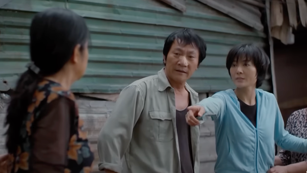 Luyến (Thanh Hương) nhờ Lưu (NSƯT Hoàng Hải) tiếp đón bố mẹ mình. Ảnh: CMH.