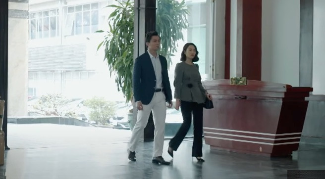 Phương (Việt Hoa) và Gia An (Lãnh Thanh) vào khách sạn vì theo dấu một cô gái. Ảnh: CMH. Phương (Việt Hoa) và Gia An (Lãnh Thanh) vào khách sạn vì theo dấu một cô gái. Ảnh: CMH.