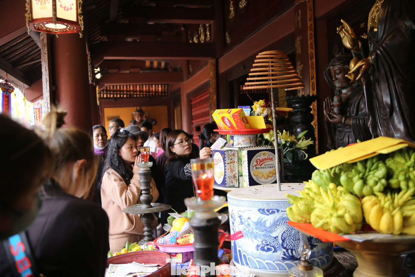 Người dân thắp hương, đặt lễ tại chùa Thiên Trù, cầu chúc một năm mới thành công cho gia đạo. Ảnh: GIA LINH.