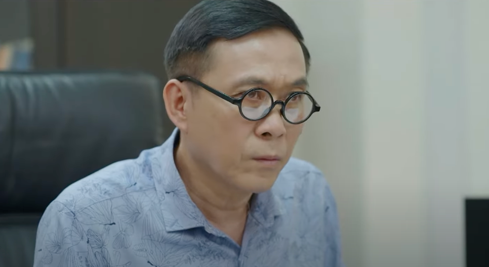 Phó Giám đốc Kình (NSƯT Đỗ Kỷ) kinh ngạc khi nghe về chuyện thực phẩm cung cấp cho viện dưỡng lão bị tráo đổi. Ảnh: CMH. Phó Giám đốc Kình (NSƯT Đỗ Kỷ) kinh ngạc khi nghe về chuyện thực phẩm cung cấp cho viện dưỡng lão bị tráo đổi. Ảnh: CMH.