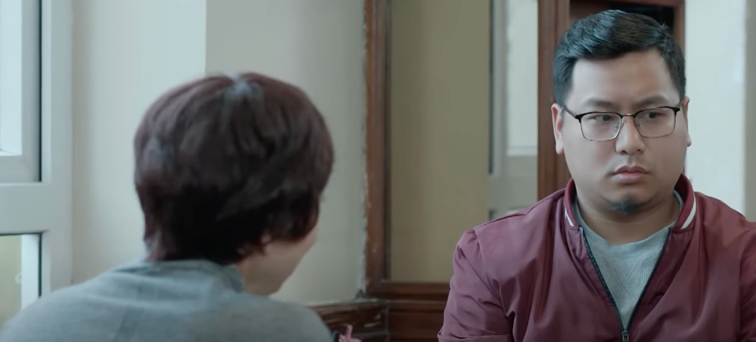 Bà Lan (NSND Lê Khanh) phát hiện ra người trong đường dây tráo đổi hàng của công ty La La. Ảnh: CMH. Bà Lan (NSND Lê Khanh) phát hiện ra người trong đường dây tráo đổi hàng của công ty La La. Ảnh: CMH.