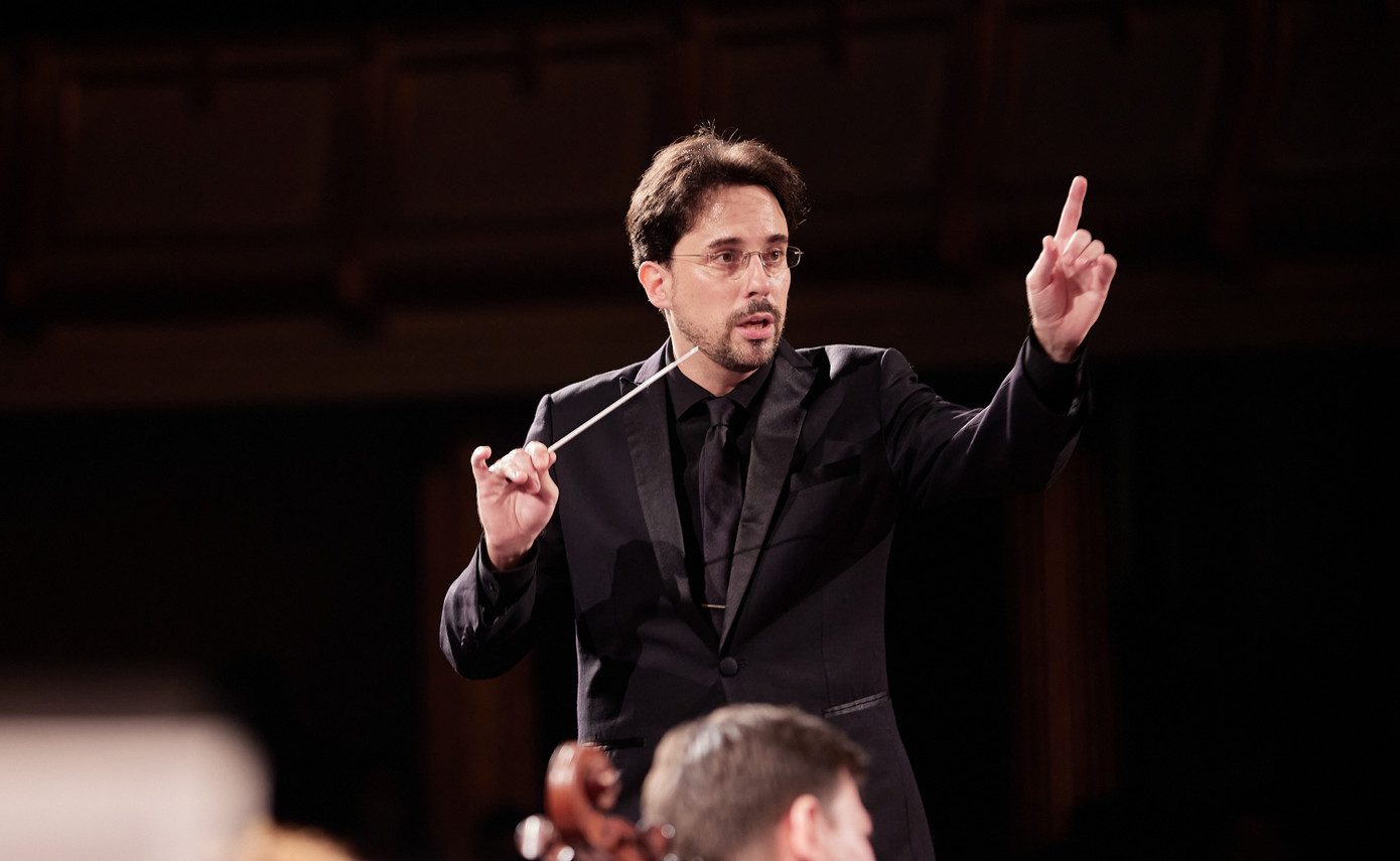 Hòa nhạc Giao hưởng Tháng Tám do nhạc trưởng người Pháp Olivier Ochanine chỉ huy.