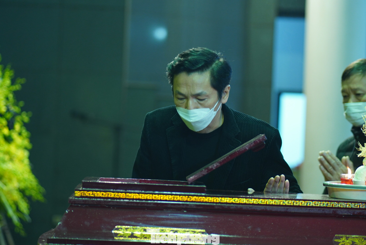 NSND Trung Anh, NSND Trọng Trinh và NSND Việt Thắng tại lễ viếng NSND Trần Tiến. Ảnh: TRỌNG QUÂN.