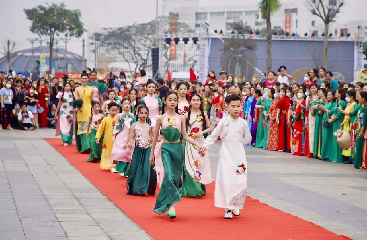 Chiều 22/4, UBND TP. Việt Trì phối hợp tổ chức sự kiện xác lập kỷ lục có số người mặc áo dài đông nhất Việt Nam với gần 4.000 người tham gia. Chiều 22/4, UBND TP. Việt Trì phối hợp tổ chức sự kiện xác lập kỷ lục có số người mặc áo dài đông nhất Việt Nam với gần 4.000 người tham gia.