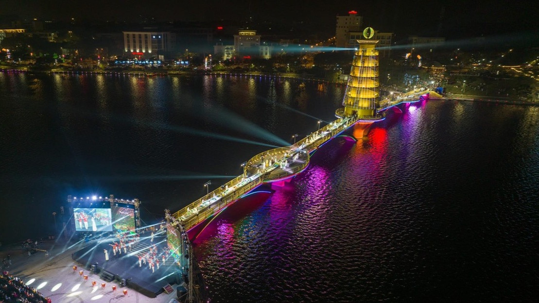 Chiều dài tà áo Non sông gấm vóc bằng chiều dài cầu Vàng. Chiều dài tà áo Non sông gấm vóc bằng chiều dài cầu Vàng.