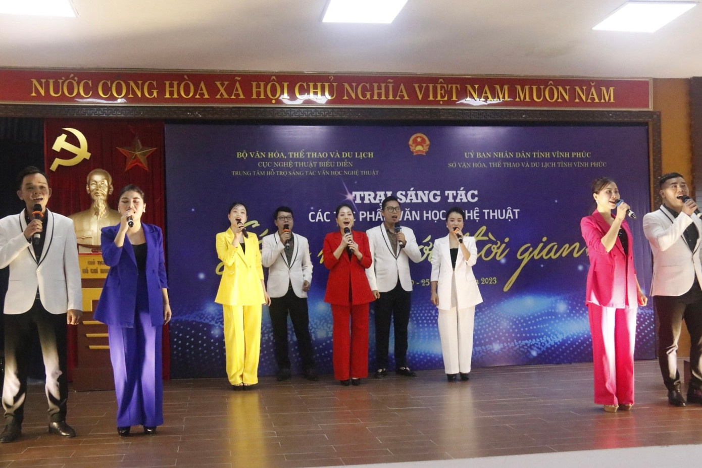 Các nghệ sĩ Nhà hát Nghệ thuật tỉnh Vĩnh Phúc biểu diễn mở màn Lễ khai mạc. Các nghệ sĩ Nhà hát Nghệ thuật tỉnh Vĩnh Phúc biểu diễn mở màn Lễ khai mạc.